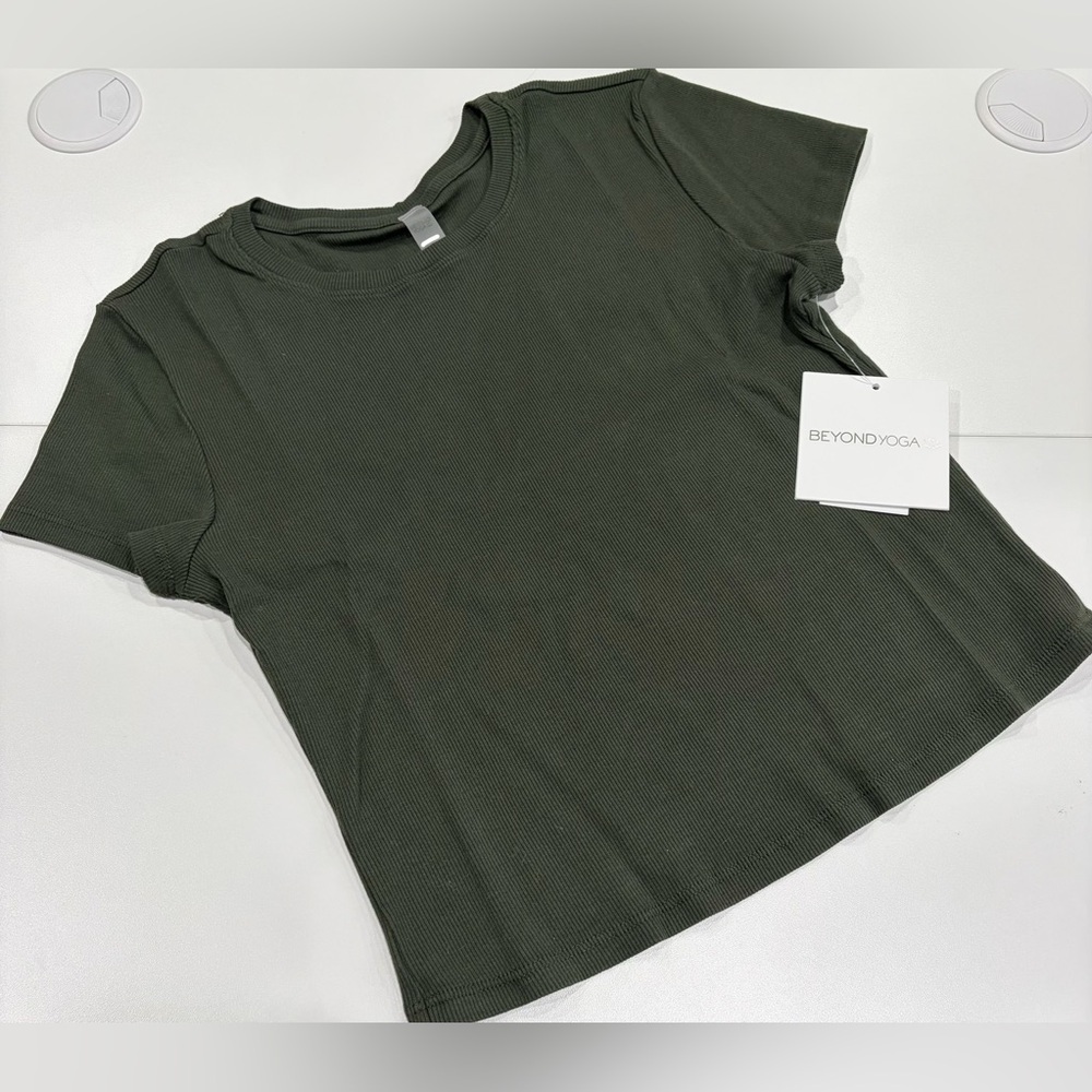 Beyond Yoga Women's Small Rib Baby Tee Olive Ink Dark Green NWT T-Shirt Cropped - Picture 1 of 8